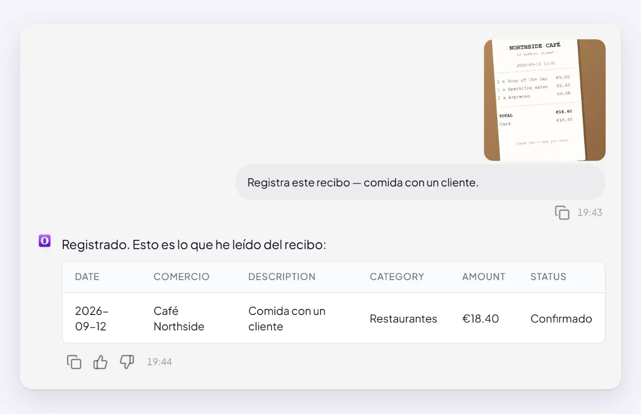 La foto de un recibo de cafetería enviada al agente Expense, y debajo la respuesta: una tabla con la fecha, el comercio, la descripción, la categoría y el importe que leyó del recibo.