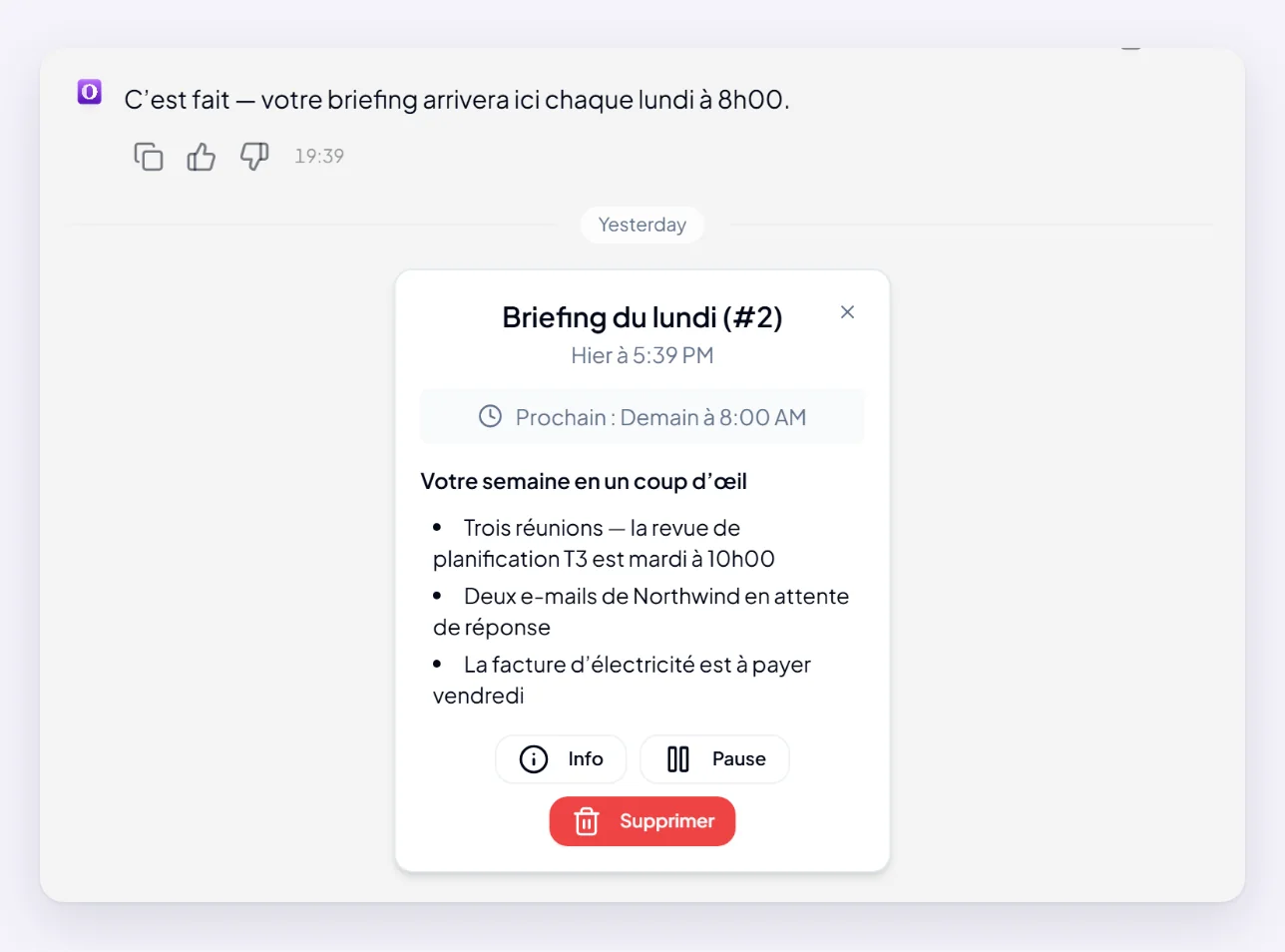 Un résultat planifié dans la conversation : le briefing du lundi arrive sous forme de boîte, avec sa prochaine exécution, le briefing lui-même et les boutons Infos, Pause et Supprimer.